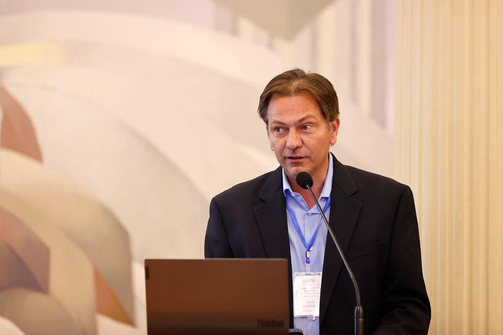 El vicerrector José Correa estuvo a cargo de presentar el perfil del profesor Alvin Roth.